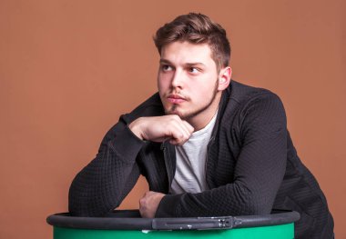 Sakallı bir gencin yakın portresi.