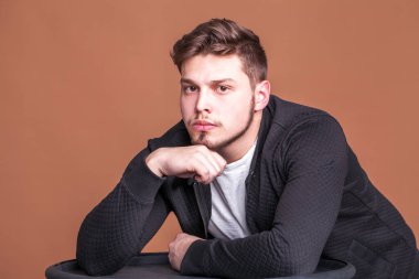 Sakallı bir gencin yakın portresi.