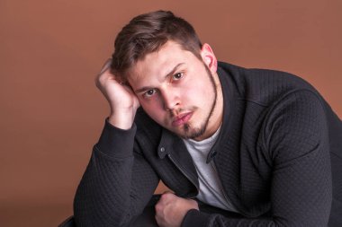 Sakallı bir gencin yakın portresi.