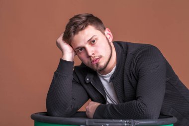 Sakallı bir gencin yakın portresi.