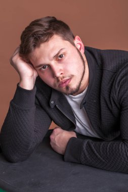 Sakallı bir gencin yakın portresi.