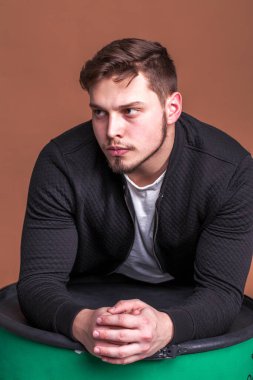 Sakallı bir gencin yakın portresi.