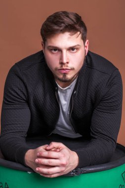 Sakallı bir gencin yakın portresi.