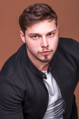 Sakallı bir gencin yakın portresi.