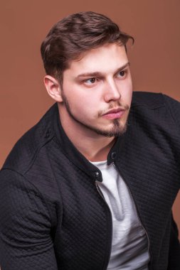 Sakallı bir gencin yakın portresi.