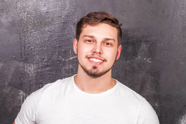 Retrato Cara Jovem Uma Camiseta Branca — Fotografia de Stock