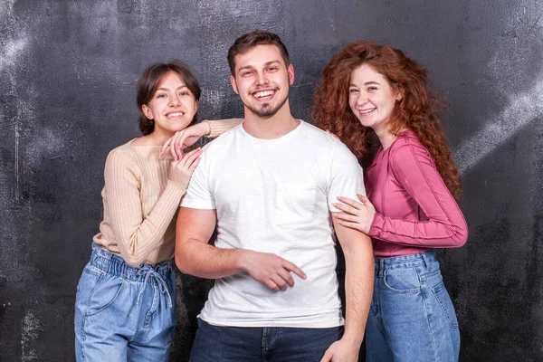 Stüdyo portresi, bir grup genç.