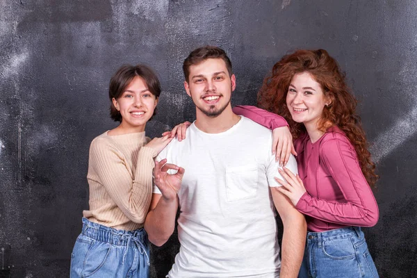 Stüdyo portresi, bir grup genç.