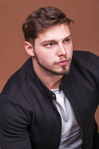 Sakallı bir gencin yakın portresi.