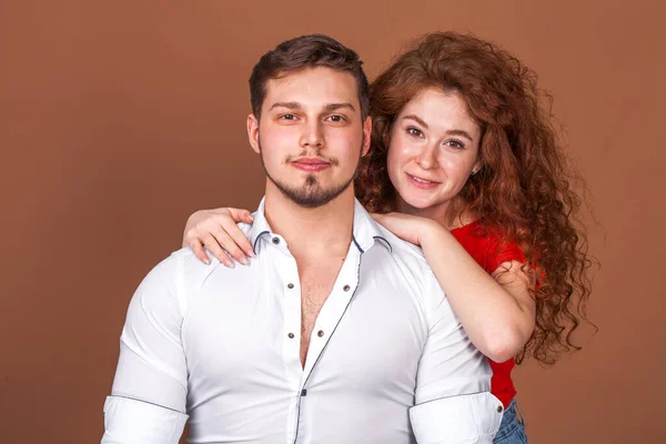 Genç Insanlar Güzel Kızıl Saçlı Kız Erkek Arkadaşıyla Poz Veriyor — Stok fotoğraf