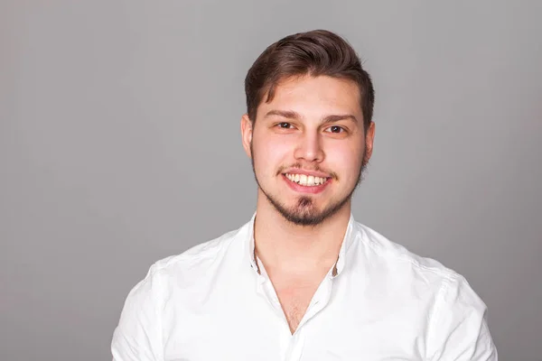 Retrato Cara Jovem Uma Camiseta Branca — Fotografia de Stock