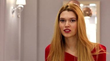  Kırmızı elbiseli sarışın genç kadın