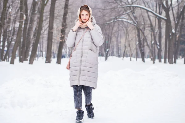 Retrato Larga Duración Joven Hermosa Niña Posando Parque Invierno — Foto de Stock