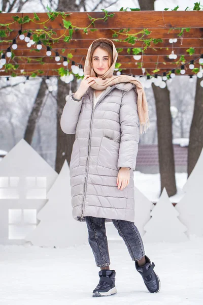 Retrato Comprimento Total Menina Bonita Posando Parque Inverno — Fotografia de Stock