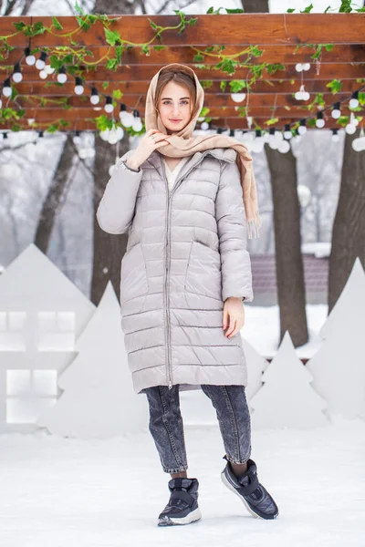 Retrato Larga Duración Joven Hermosa Niña Posando Parque Invierno — Foto de Stock