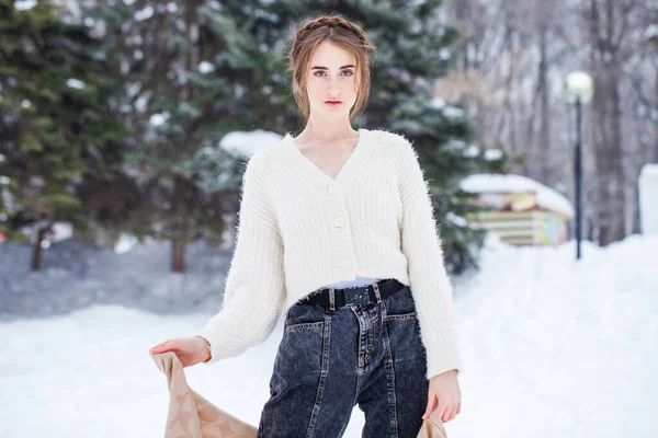 Potret Seorang Wanita Muda Berambut Cokelat Cantik Dengan Sweater Putih — Stok Foto
