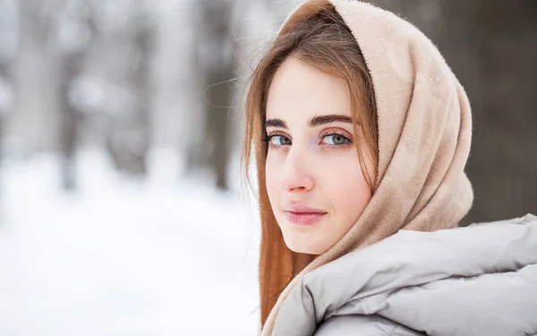 Primer Plano Retrato Una Joven Mujer Hermosa Posando Parque Invierno — Foto de Stock