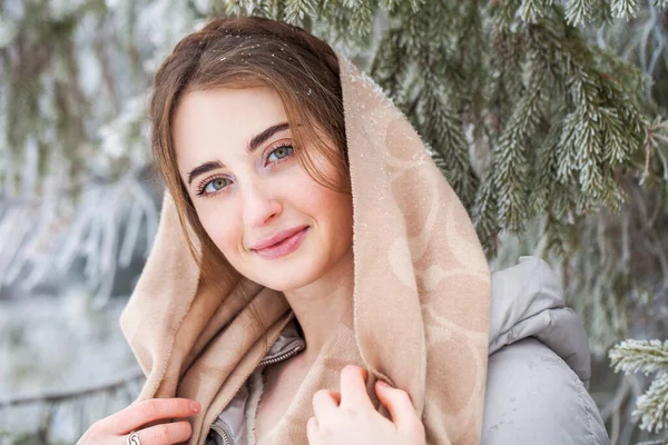 Gros Plan Portrait Jeune Belle Femme Posant Dans Parc Hiver — Photo