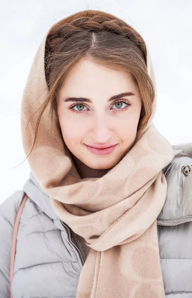 Primer Plano Retrato Una Joven Mujer Hermosa Posando Parque Invierno — Foto de Stock