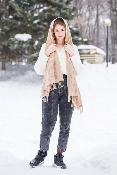 Portrait Pleine Longueur Jeune Belle Fille Posant Dans Parc Hiver Photos De Stock Libres De Droits