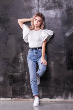 Genç, güzel sarışın bir mankenin moda portresi.