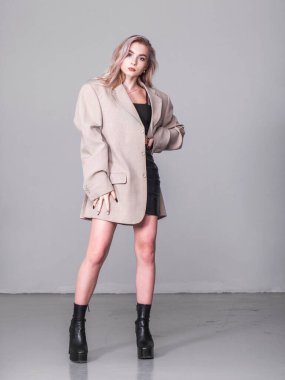 Genç, güzel sarışın bir mankenin moda portresi.