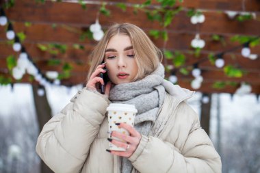 Genç, sarışın bir kızın yakın portresi. 