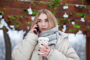 Genç, sarışın bir kızın yakın portresi. 