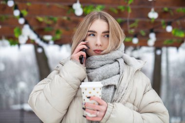 Genç, sarışın bir kızın yakın portresi. 