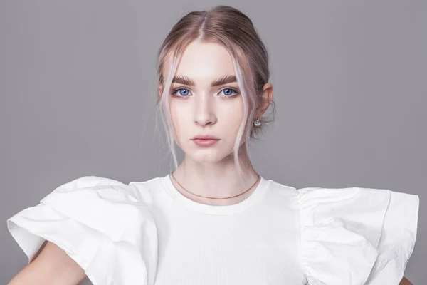 Närbild Porträtt Ung Vacker Blond Modell Isolerad Grå Bakgrund — Stockfoto