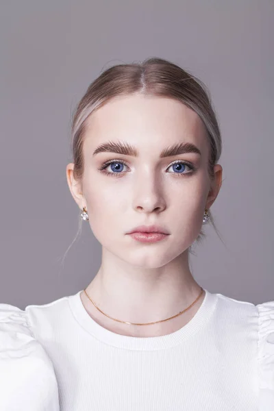 Detail Portrét Mladé Krásné Blondýny Model Izolované Šedém Pozadí — Stock fotografie