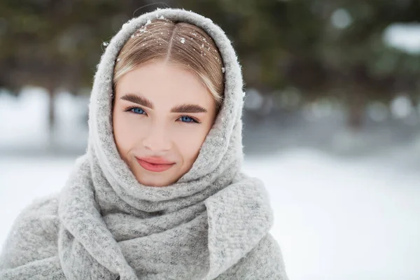 Retrato Cerca Una Joven Hermosa Rubia Suéter Blanco —  Fotos de Stock