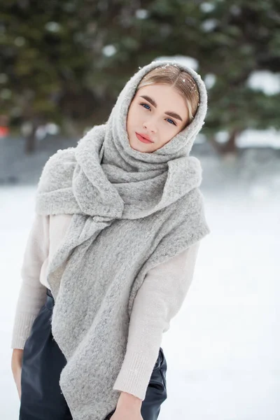 Retrato Cerca Una Joven Hermosa Rubia Suéter Blanco — Foto de Stock