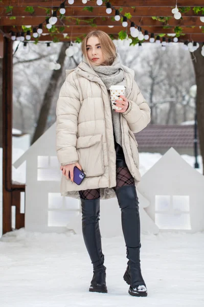 Retrato Larga Duración Joven Hermosa Niña Posando Parque Invierno — Foto de Stock