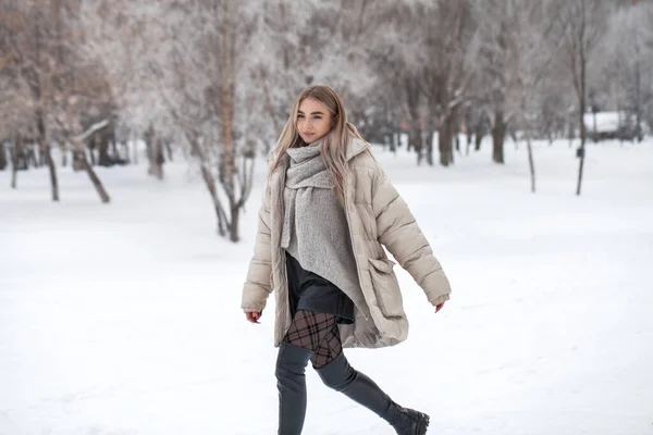 Ritratto Ravvicinato Una Giovane Bella Ragazza Bionda Maglione Bianco — Foto Stock