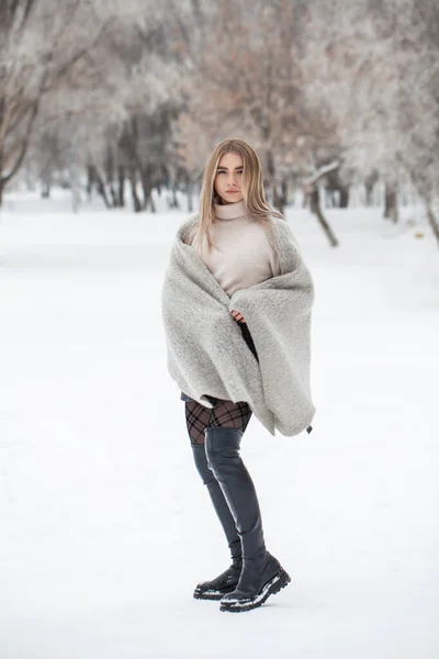 Retrato Larga Duración Joven Hermosa Niña Posando Parque Invierno — Foto de Stock