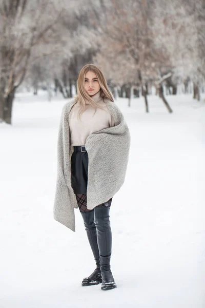 Full Längd Porträtt Ung Vacker Flicka Poserar Vinter Park — Stockfoto
