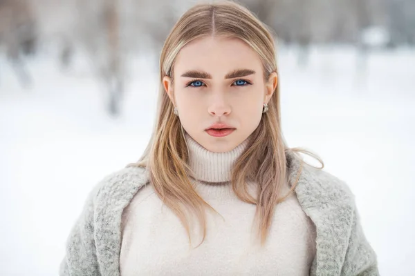 Nahaufnahme Porträt Eines Jungen Schönen Blonden Mädchens Weißem Pullover — Stockfoto