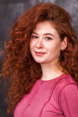 Genç, güzel, kızıl saçlı bir kızın portresini yakından çek.