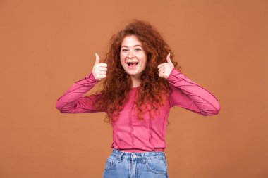 Genç, güzel, kızıl saçlı bir kızın portresini yakından çek.