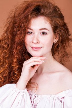 Genç, güzel, kızıl saçlı bir kızın portresini yakından çek.