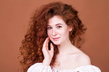 Genç, güzel, kızıl saçlı bir kızın portresini yakından çek.