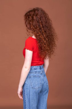 Genç, güzel, kızıl saçlı bir kızın portresini yakından çek.