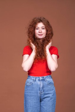 Genç, güzel, kızıl saçlı bir kızın portresini yakından çek.