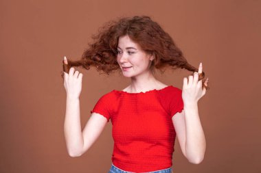 Genç, güzel, kızıl saçlı bir kızın portresini yakından çek.