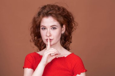 Genç, güzel, kızıl saçlı bir kızın portresini yakından çek.