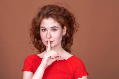 Genç, güzel, kızıl saçlı bir kızın portresini yakından çek.