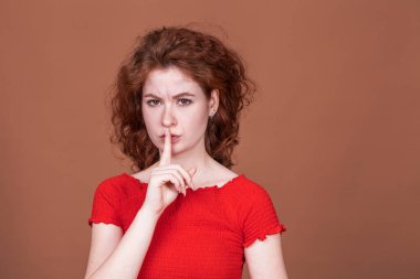 Genç, güzel, kızıl saçlı bir kızın portresini yakından çek.