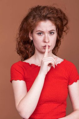 Genç, güzel, kızıl saçlı bir kızın portresini yakından çek.