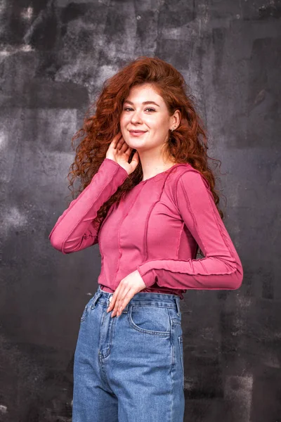 Close Portret Van Een Jong Mooi Rood Haar Meisje — Stockfoto